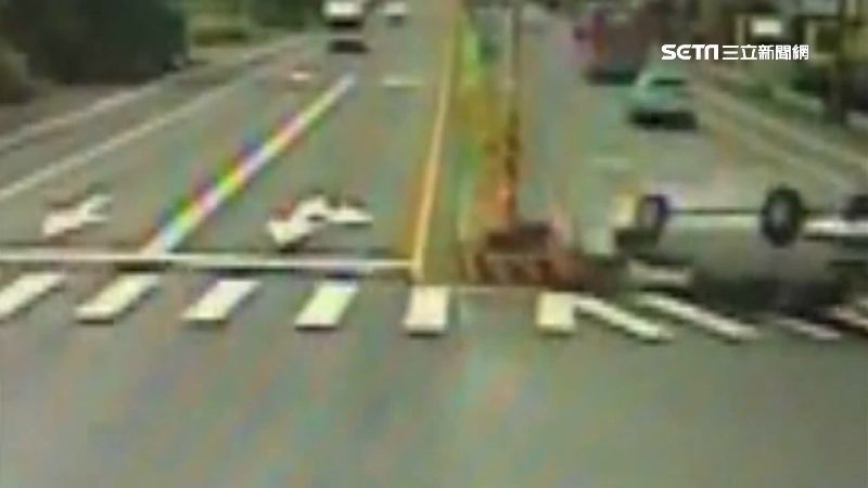 阿公睡著撞分隔島　3代5人翻車受傷