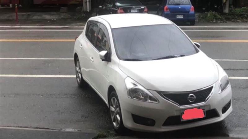 轎車斜插別人店門前　嗆拖走我再來停
