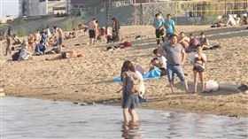 ▲冬季出現零下60度的維科揚斯克，夏天出現38度，小鎮居民到河邊戲水曬太陽。（圖／翻攝自推特）