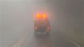 阿里山起霧遇暖男帶路　他感動網毛爆（圖／翻攝自爆廢公社臉書）