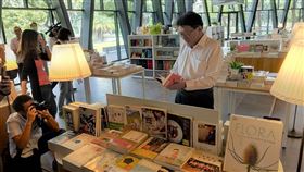 潘孟安開箱屏東縣立圖書館歷經2年施工的屏東縣立圖書館將在28日營運，21日舉行記者會由縣長潘孟安（右）開箱，這也是全台首創以園區概念整建的森林圖書館。中央社記者郭芷瑄攝  109年8月21日