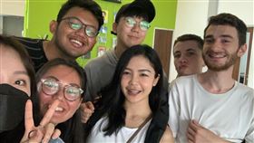 ▲新二代孫芳怡(中)到印尼比娜大學做交換生。（圖／孫芳怡提供）