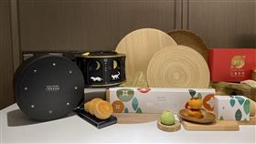 迎中秋檔期　業者推特色月餅受疫情影響，中秋月餅市場買氣遞延，六福旅遊集團提早一個月進行企業拜訪及吸引老客戶回流，並推出素食可吃的未來肉月餅和水果造型月餅搶客。中央社記者吳家豪攝　109年8月21日