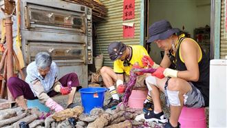 2大咖男星幫阿嬤賣紅薯餅　網看噴淚