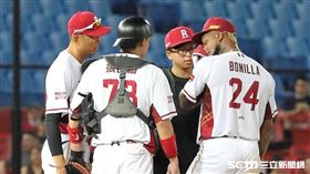 ▲樂天桃猿投手教練曾翊誠喊暫停、先發投手霸能。（圖／記者劉彥池攝影）