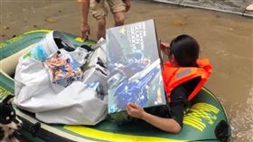 女友在洪水中划船救回鋼彈模型　他超感動：一輩子不會辜負（圖／翻攝自荔枝新聞）