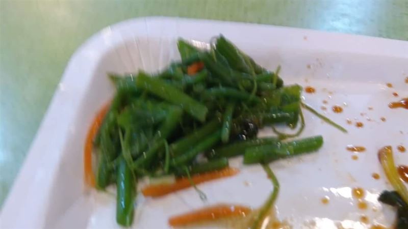 菜酸了放著不吃　被同桌女罵很浪費