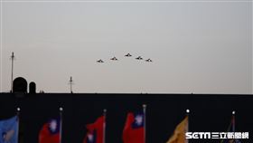 ▲樂天桃猿阿迷趴戰機衝場。（圖／記者劉彥池攝影）