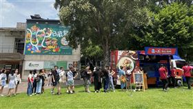 ▲華山樹前廣場大批民眾排隊，瘋追星級主廚餐車。（圖／業者提供）