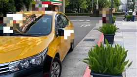 小黃違停捷運港墘站旁！他秒「衝上顧車」　背後原因有洋蔥（圖／翻攝自爆怨公社臉書）