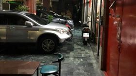 停車見無頭粉紅人影吊掛　他嚇到漏尿（圖／翻攝自爆怨公社臉書）