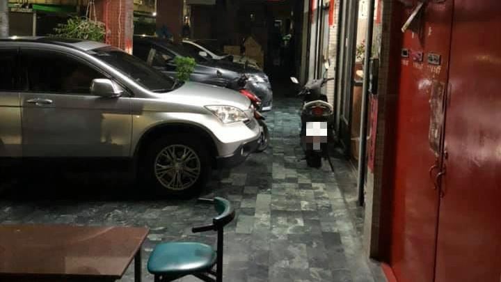 停車見無頭粉紅人影吊掛　他嚇到漏尿
