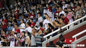 ▲樂天桃猿阿迷趴，國軍弟兄球場看球。（圖／記者劉彥池攝影）