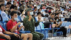 ▲樂天桃猿阿迷趴，國軍弟兄球場看球。（圖／記者劉彥池攝影）