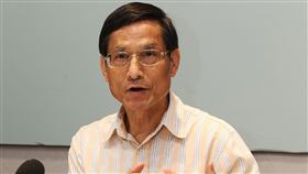 駁斥育兒政策抄襲說  林萬億：韓營功課沒做足國民黨副總統參選人張善政指總統蔡英文育兒政策是「抄襲」；行政院政務委員林萬億（圖）25日下午受訪時指出，行政院於2017年底就開始規劃少子女化對策計畫，現行少子女化對策，政府已對每名孩子每年分攤新台幣6.5萬元，韓國瑜陣營顯然功課沒做足。中央社記者郭日曉攝  108年11月25日