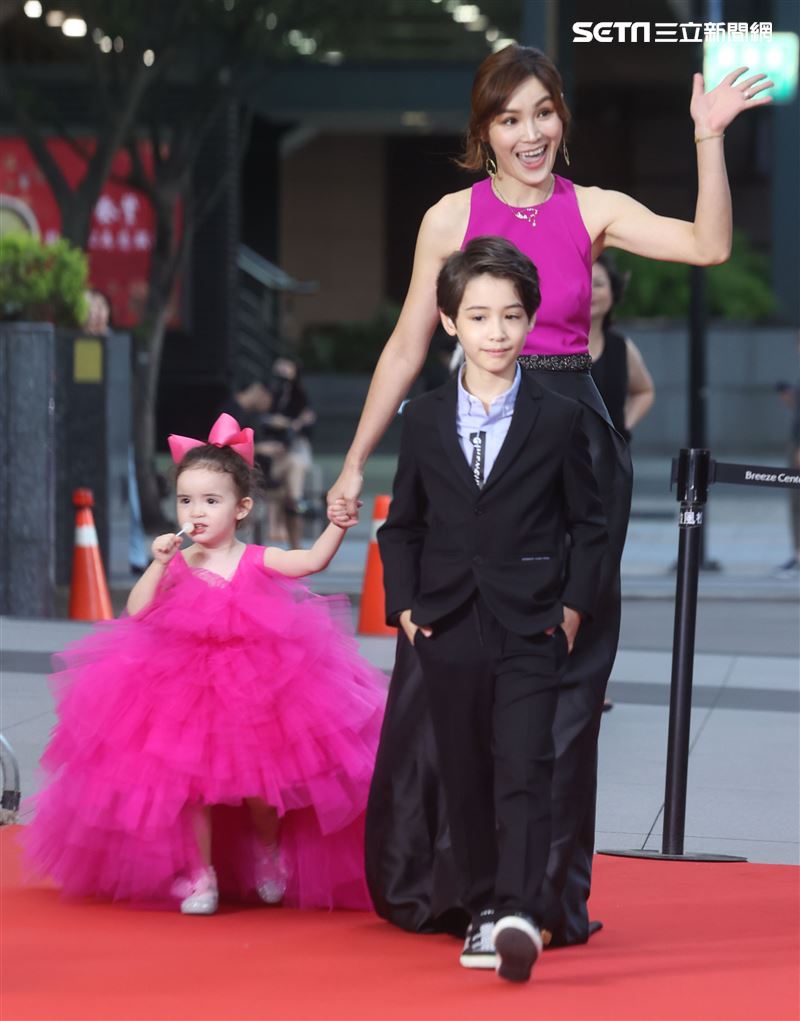 伊萊媽、池東澤、伊菲出席微風信義榮耀再現之夜。（記者邱榮吉/攝影）