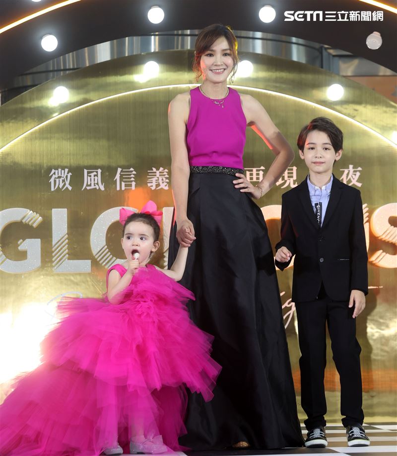 伊萊媽、池東澤、伊菲出席微風信義榮耀再現之夜。（記者邱榮吉/攝影）