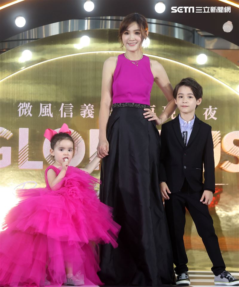伊萊媽、池東澤、伊菲出席微風信義榮耀再現之夜。（記者邱榮吉/攝影）