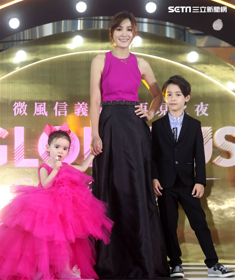 伊萊媽、池東澤、伊菲出席微風信義榮耀再現之夜。（記者邱榮吉/攝影）