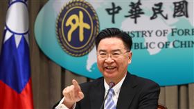 台灣與索馬利蘭將互設代表處　吳釗燮：互利互惠外交部1日下午召開記者會，部長吳釗燮宣布，台灣與非洲國家索馬利蘭將互設代表處。吳釗燮表示，今年2月已與索方簽署議定書，包括台灣將提供蔬果進口替代計畫、孕產嬰幼兒保健、電子公文暨檔案管理協助等；而索國的礦產漁業資源豐富，有助雙方互利互惠。中央社記者王騰毅攝  109年7月1日