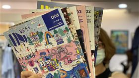 新竹市刊物充滿設計感　吸引年輕族群新竹市政府「IN新竹」、「新竹生活」等刊物融入鮮豔色彩、插畫等風格，充滿設計感，吸引更多年輕族群。中央社記者魯鋼駿攝　109年8月22日