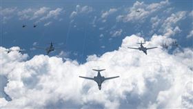 8/18美國空軍、海軍、海軍陸戰隊和日本航空自衛隊在東海進行聯合演習。 (圖／U.S. Air Force photo by Staff Sgt. Peter Reft)