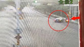 男撞2車險摔稻田　護欄成護身符保命