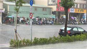 台中暴雨湧排隊潮　他看傻網卻暴動了（圖／翻攝自爆廢公社公開版臉書）