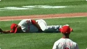 ▲艾瓦瑞茲疼痛倒地。（圖／翻攝自YouTube）