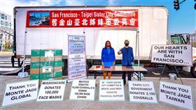 北市捐舊金山兩大卡車防疫物資在舊金山市長布里德（左）背後停著的卡車裝載來自台灣的防疫物資，她於18日將一封給台北市長柯文哲的感謝函，請舊金山-台北姐妹市委員會主席徐大麟（右）轉交。（舊金山-台北姐妹市委員會提供）中央社記者周世惠舊金山傳真　109年8月22日