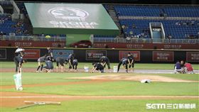 ▲桃園球場因雨4度暫停，聯盟工作人員整理場地。（圖／記者劉彥池攝影）