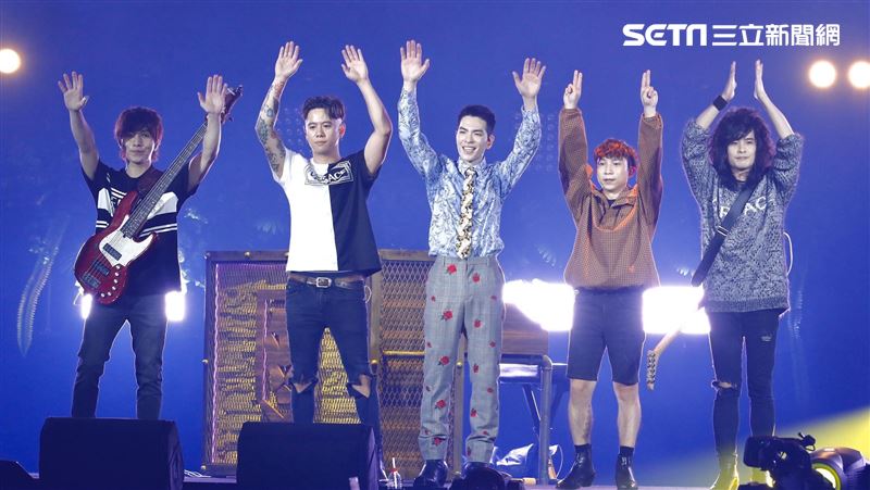 蕭敬騰拿斧頭丟人　五月天驚喊改團名