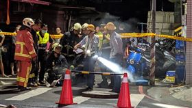 新北市新莊區民安西路人孔蓋突然發生爆炸。（圖／翻攝臉書）