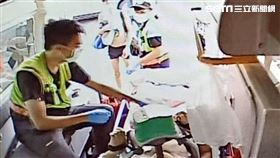 張男在游泳池憋氣時溺水昏迷送醫救治。（圖／翻攝畫面）