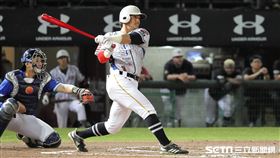 ▲樂天桃猿外野手陽耀勳敲出陽春砲，這場比賽敲4安貢獻3打點。（圖／記者劉彥池攝影）