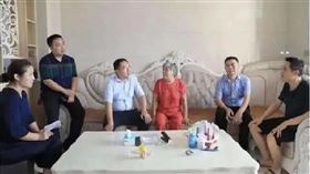 中國官員探訪窮戶　照片曝光！陸網驚呆：沙發比我家還大，圖／翻攝自微博