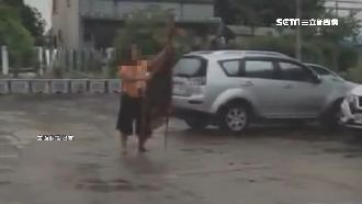 男怒踢宮廟椅　車上「扛家私」嚇壞人