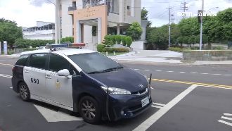 喘不過氣狂拍警車窗　暖警開道救一命