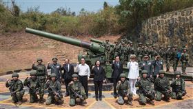 蔡英文總統今日主持八二三戰役追思祭悼典禮後，轉往溪邊陣地視導240砲戰備部隊，肯定官兵平日戮力戰訓的辛勞。（國防部提供）