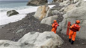 花蓮1男清水斷崖遊憩失蹤　持續搜尋（2）花蓮一名許姓男子22日在颱風海上警報發布後，與2名友人到清水斷崖北端遊憩，許男疑戲水失蹤，海巡動員搜救，但截至23日下午仍未發現許男身影。（海巡署東部分署提供）中央社記者李先鳳傳真　109年8月23日