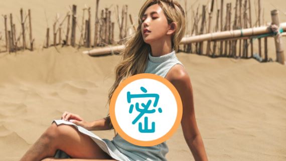 沒穿內衣又激凸　拐拐側身挖洞溢豪乳