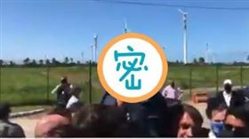 波索納洛抱起一名「男童」。（圖／翻攝自Temakidefeijao推特）