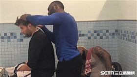 ▲悍將洋投手索沙（Henry Sosa）幫樂天洋投威拉諾（Lisalverto Bonilla）、霸能（Lisalverto Bonilla）理髮。（圖／記者黃泓哲攝影）