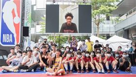 Collin Sexton(上方螢幕者)與現場球迷視訊互動。（圖／主辦單位提供）