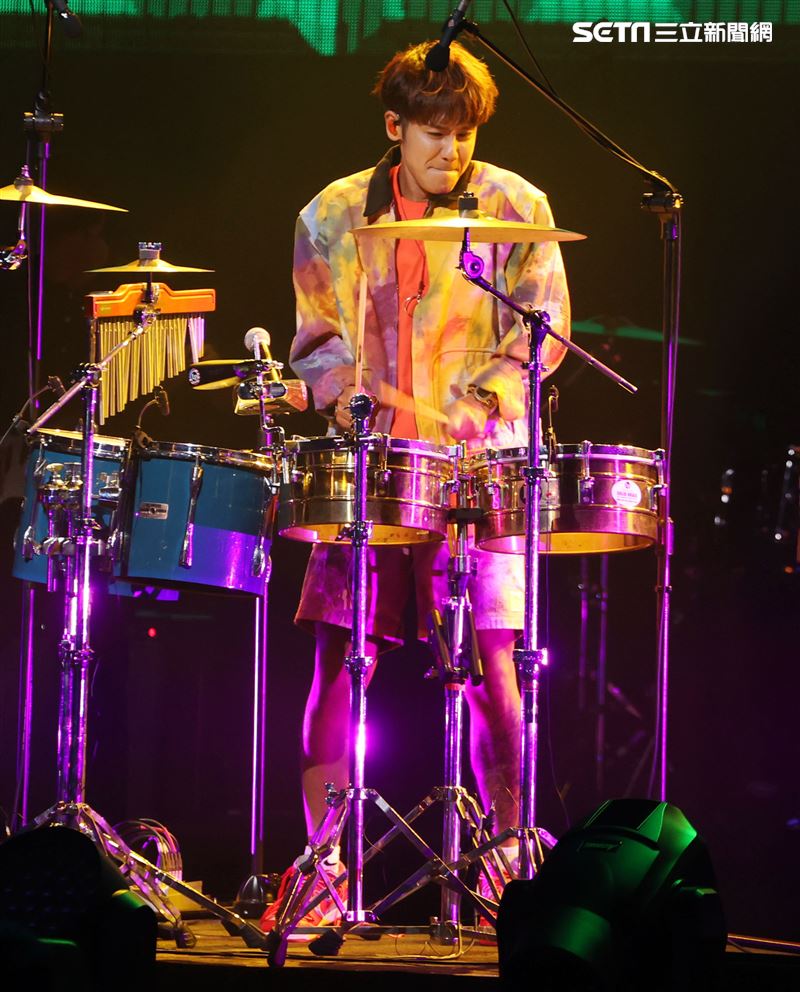 鼓鼓呂思緯又唱又跳嗨翻現場粉絲。（記者邱榮吉/攝影）