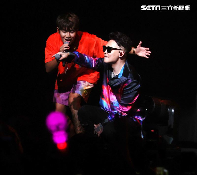 鼓鼓呂思緯（右）、蕭秉治（左）兩人合體開唱。（記者邱榮吉/攝影）