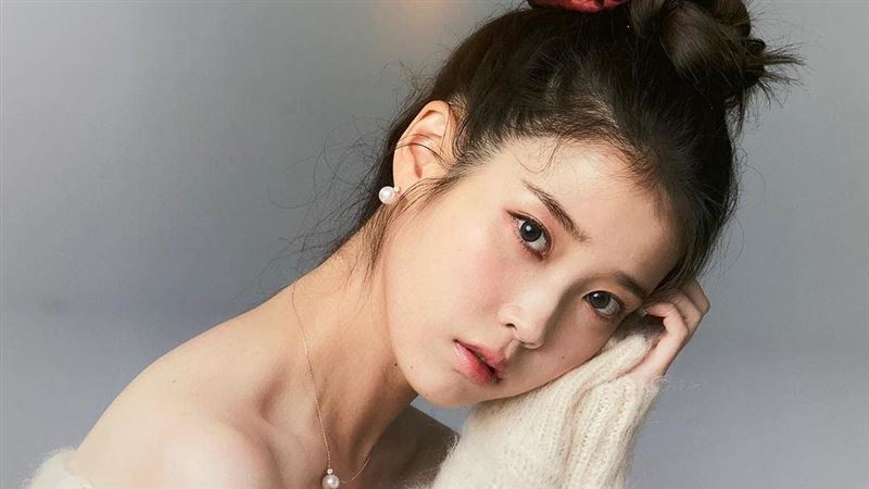 IU超短褲秀嫩腿超辣　一坐下被看光