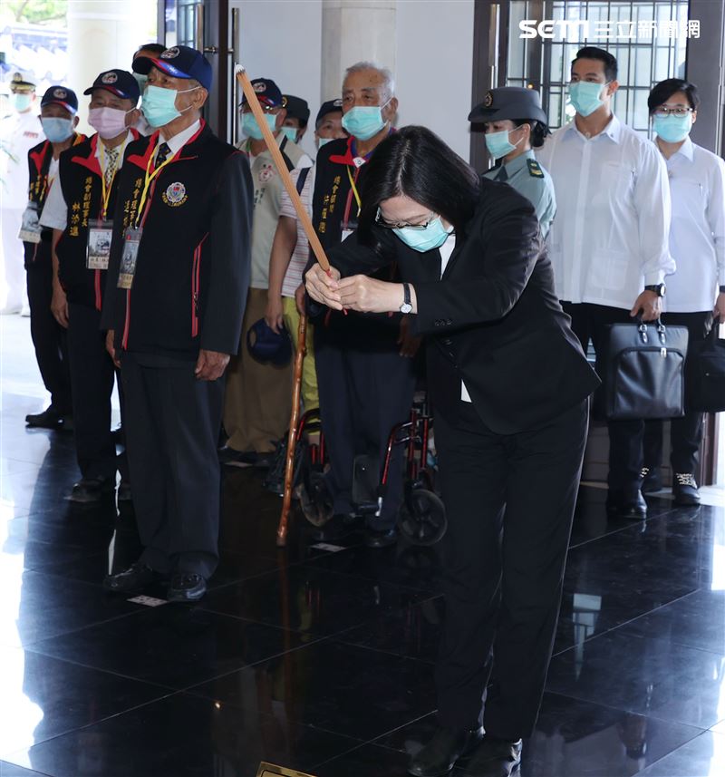 總統蔡英文偕同參戰將士、遺族代表、政府官員及三軍官兵代表，至太武山公墓忠烈殿為已故革命先烈致祭。（記者邱榮吉/攝影）