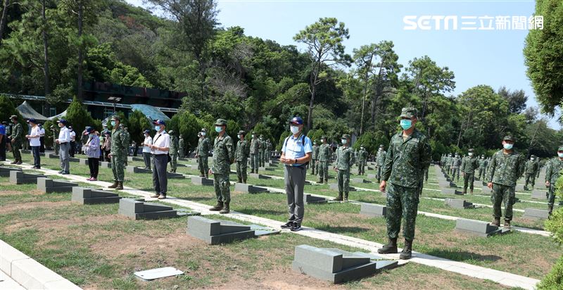 八二三砲戰已故革命先烈眷屬及官兵在墓前獻花致意。（記者邱榮吉/攝影）