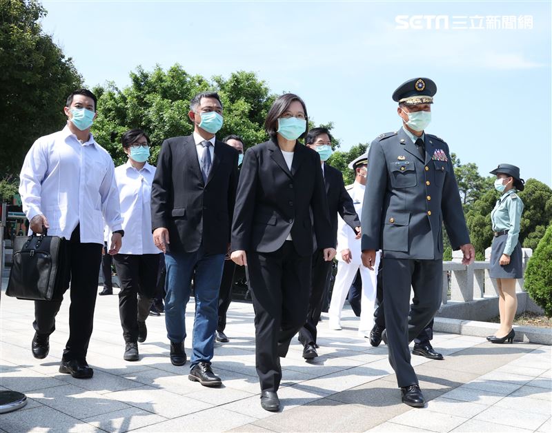 總統蔡英太武山公墓墓塚區，主持陣公亡將士追思活動，透過上香、獻花及默哀等儀式，表達對前人的追思與感念。。（記者邱榮吉/攝影）